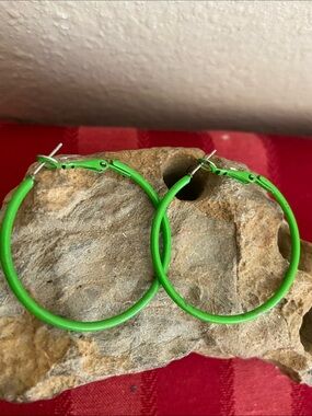 5/$10❤️❤️❤️Vintage 90s Green Enamel Lever Back Post Hoops